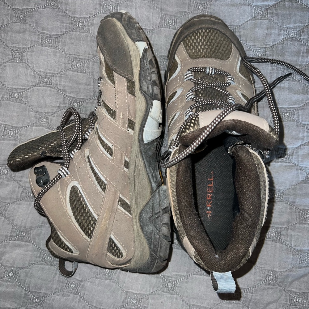 Merrell Women’s Moab 2 ventilator hiking boots